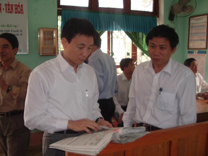 Thứ trưởng Vũ Đức Đam kiểm tra Điểm bưu điện văn hoá xã tại huyện Minh Hoá năm 2006