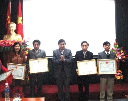 Phó chủ tịch UBND tỉnh Nguyễn Xuân Quang trao bằng khen của UBND tỉnh cho tập thể, cá nhân có thành tích xuất sắc năm 2010 tại hội nghị triển khai nhiệm vụ năm 2011