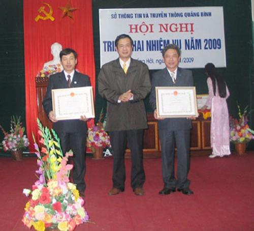 Phó chủ tịch UBND tỉnh Trần Công Thuật trao bằng khen của Chủ tịch UBND tỉnh cho tập thể, cá nhân có thành tích xuất sắc năm 2008 tại hội nghị triển khai nhiệm vụ năm 2009