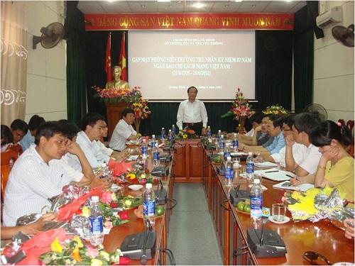 Phó chủ tịch UBND tỉnh Trần Văn Tuân phát biểu nhân gặp mặt phóng viên thường trú kỷ niệm 87 năm Ngày Báo chí Cách mạng Việt Nam 2011