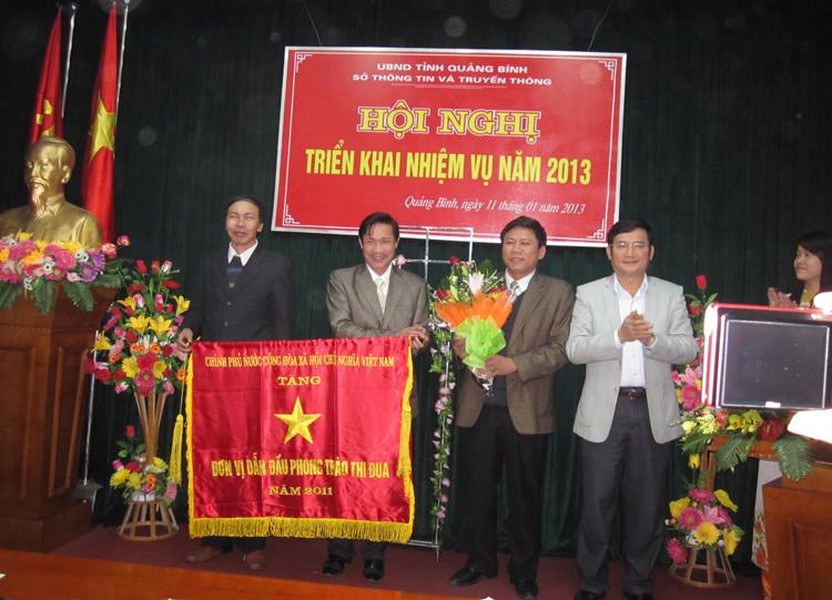 Phó chủ tịch UBND tỉnh Trần Tiến Dũng trao cở thi đua của Chính phủ cho Sở TTTT năm 2013