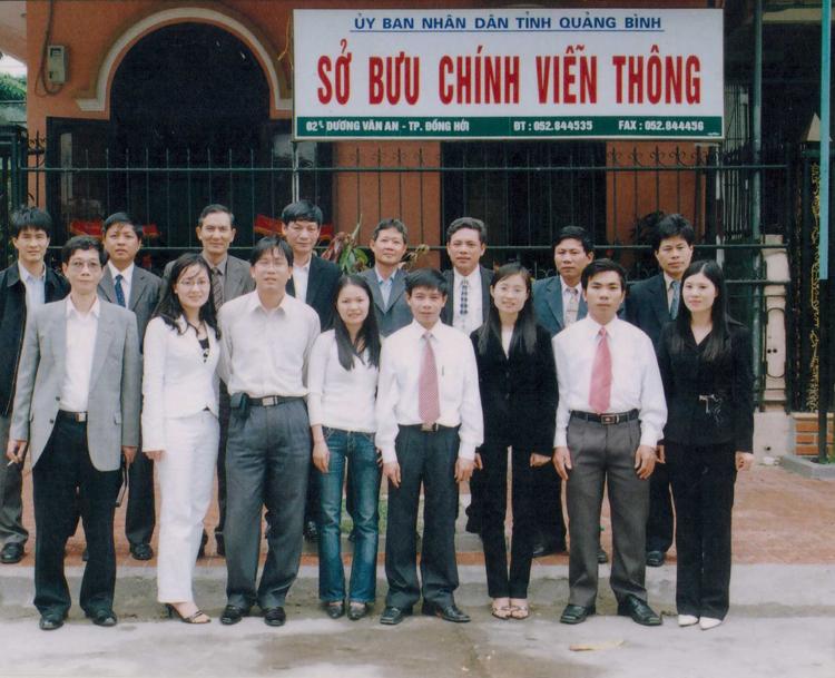 Thứ trưởng Nguyễn Thành Hưng chụp ảnh lưu niệm với tập thể CBCCVC sở Bưu chính, Viễn thông năm 2006